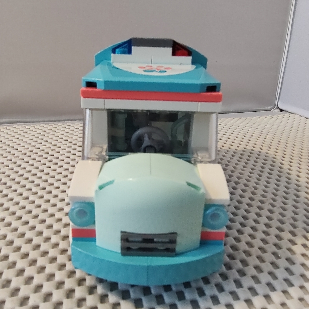 LEGO Friends Vet Clinic Ambulance 41445 Ambulance Only with Mini-Dolls - Picture 5 of 8